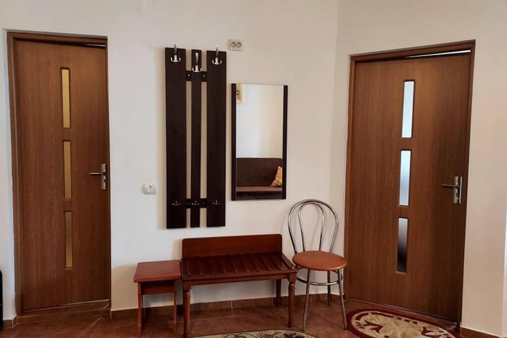 Spacious Flat, With Free Parking & Air Conditioning Floresti  Ngoại thất bức ảnh