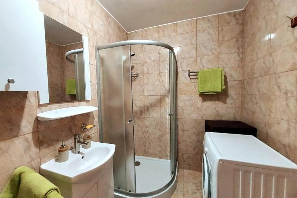 Spacious Flat, With Free Parking & Air Conditioning Floresti  Ngoại thất bức ảnh